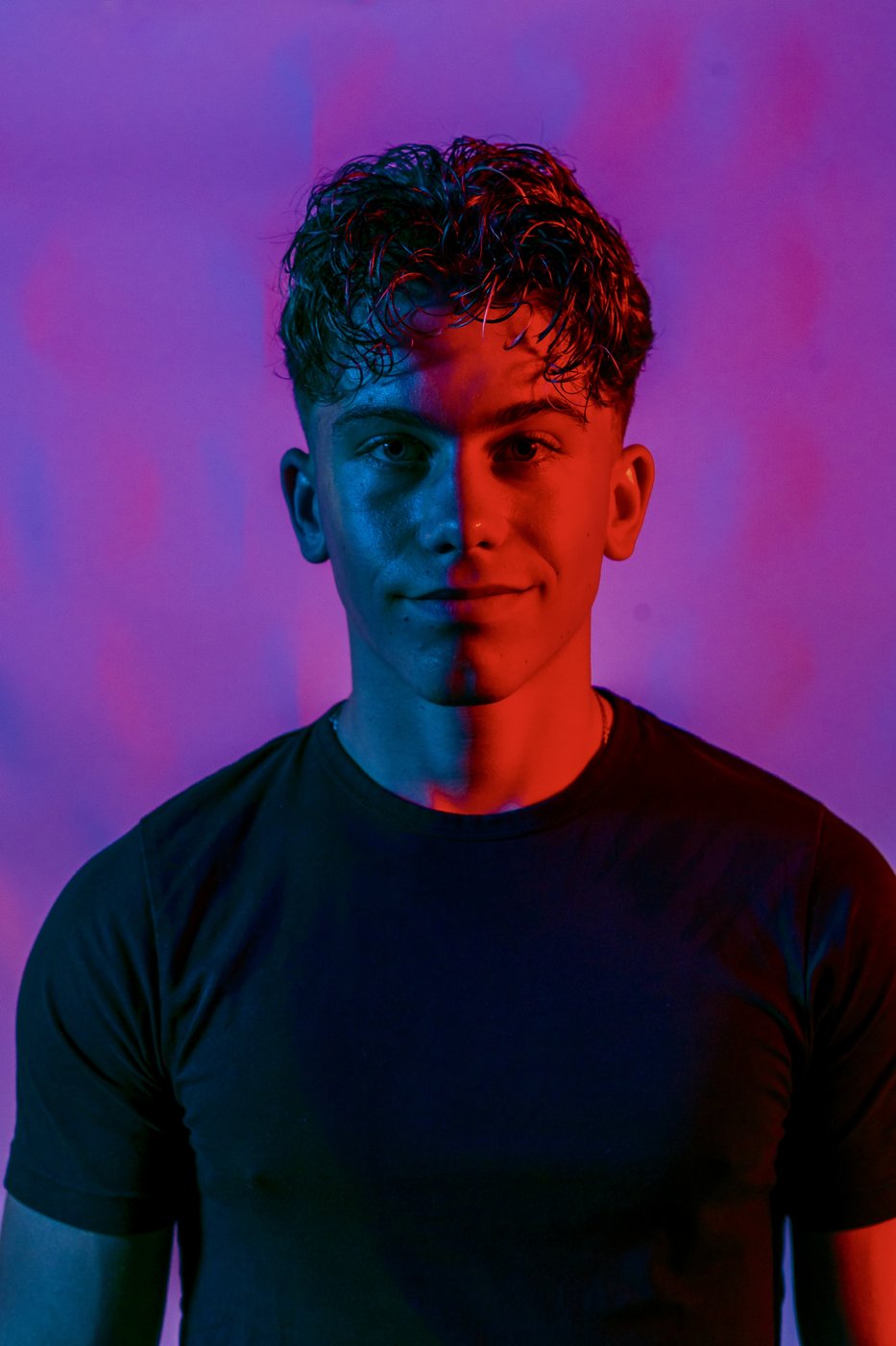 DJ Haemmer Studioportrait in Blau- und Rotlicht